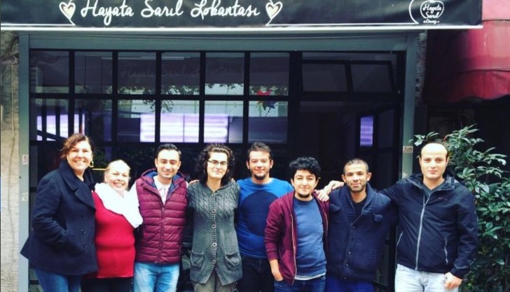 Evsizleri Ücretsiz Doyuran Türkiye'nin İlk Evsizler Lokantası: Hayata Sarıl Lokantası
