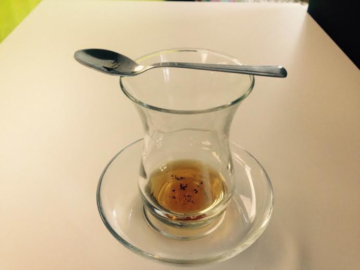 cay-kasigini-bardagin-ustune-koymak-acik
