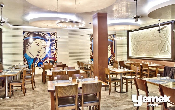 Kiva Salonunu Süsleyen İki Figür