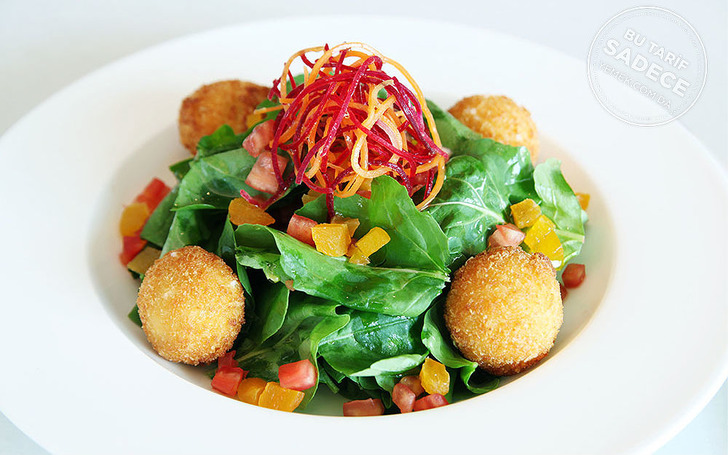 Grand Tarabya Cafe Read Keçi Peynirli Salata