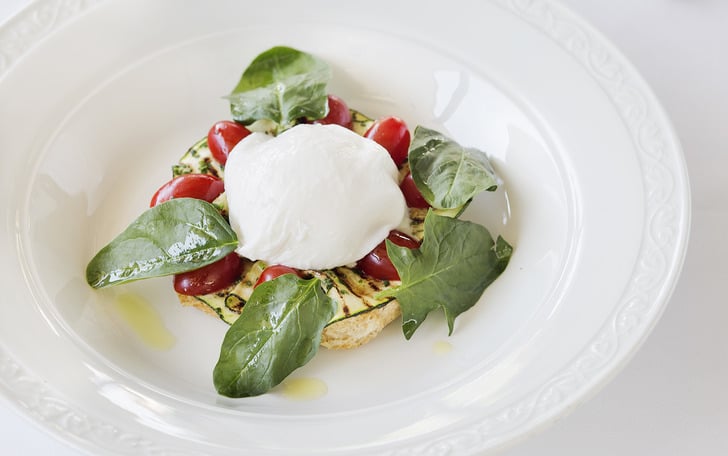 Puglia Ekmeğiyle Servis Edilen Burrata Peyniri