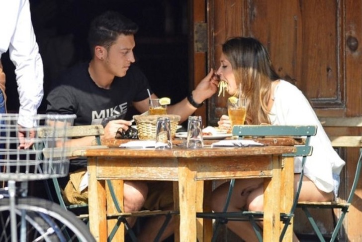 mesut-ozil-sevgilisi-yemek