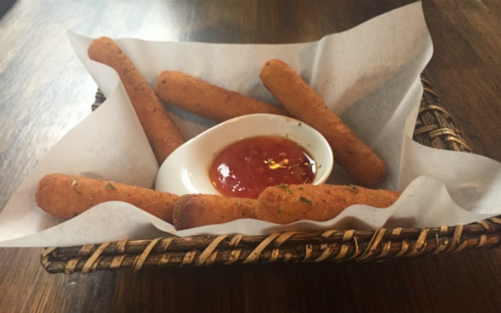 mozzarella-stick-cheers-burger