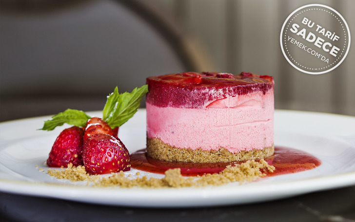 Çilek Soslu Semifreddo Tarifi
