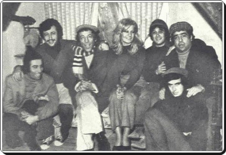 https://pbs.twimg.com/media/cafslqzwuaapmrm.jpg | Münir Özkul,Tarık Akan, Emel Sayın,Kemal Sunal,Zeki Alasya,Metin Akpınar, Halit Akçatepe Mavi Boncuk Film Seti (1974) 