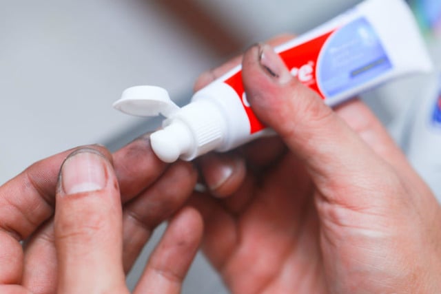Diş Macununun Sıra Dışı Kullanımıyla İlgili Hiç Bilmediğiniz 17 Pratik Bilgi
