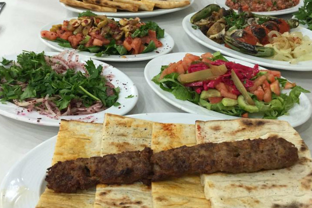 Kebabını Yediğinizde 'Daha Öncekiler Neydi' Diyeceğiniz Adana’nın En İyi 11 Kebapçısı