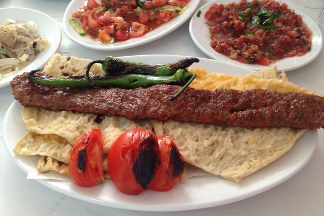 Kebabını Yediğinizde 'Daha Öncekiler Neydi' Diyeceğiniz Adana’nın En İyi 11 Kebapçısı