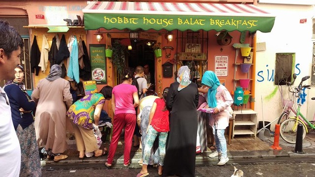 "Paylaş Kurtul" Dolaplarıyla İhtiyaç Sahiplerini Mutlu Eden Kafe: Hobbit House Balat