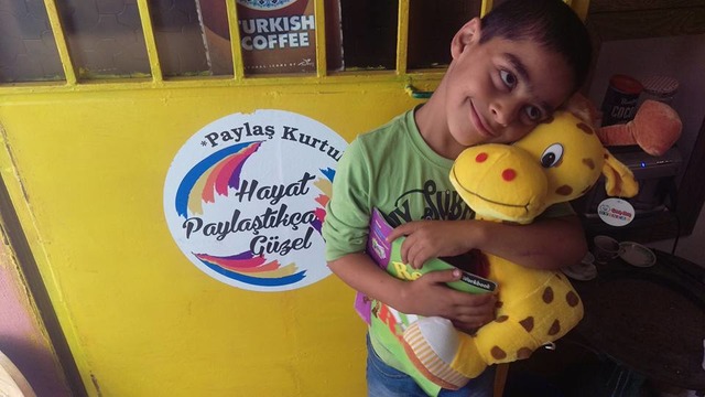 "Paylaş Kurtul" Dolaplarıyla İhtiyaç Sahiplerini Mutlu Eden Kafe: Hobbit House Balat