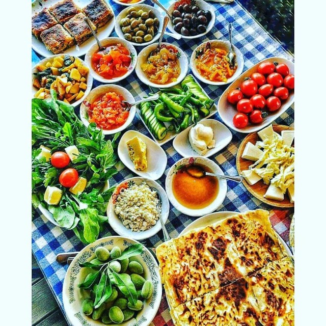 "Paylaş Kurtul" Dolaplarıyla İhtiyaç Sahiplerini Mutlu Eden Kafe: Hobbit House Balat