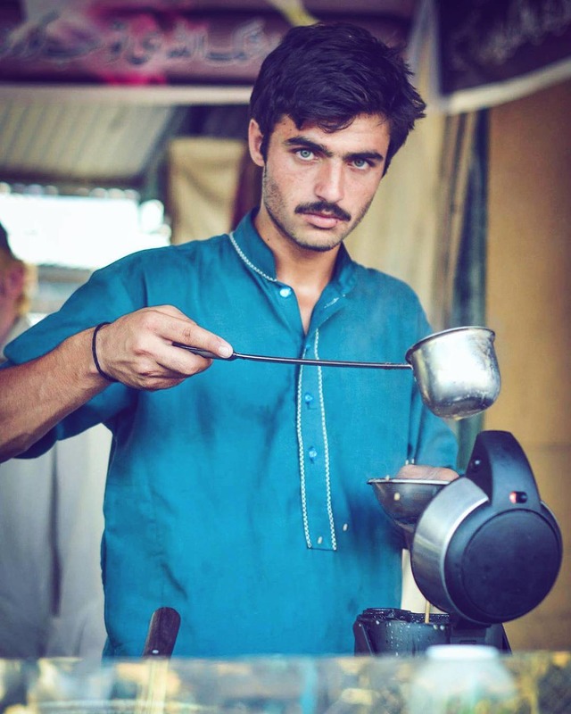 Bir Fotoğrafıyla İnternetin Yeni Fenomeni Olan Model Gibi Çaycı: Pakistanlı Arshad Khan