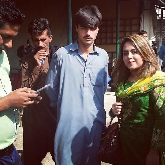 Bir Fotoğrafıyla İnternetin Yeni Fenomeni Olan Model Gibi Çaycı: Pakistanlı Arshad Khan