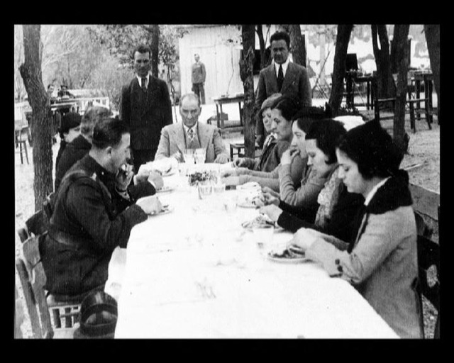 21 Özel Fotoğrafla Mustafa Kemal Atatürk'ün Zarafet Dolu Sofra Adabı ve Kültürü