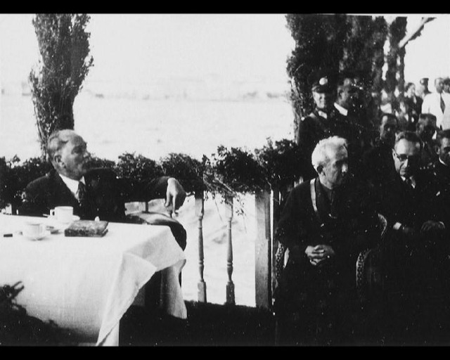 21 Özel Fotoğrafla Mustafa Kemal Atatürk'ün Zarafet Dolu Sofra Adabı ve Kültürü