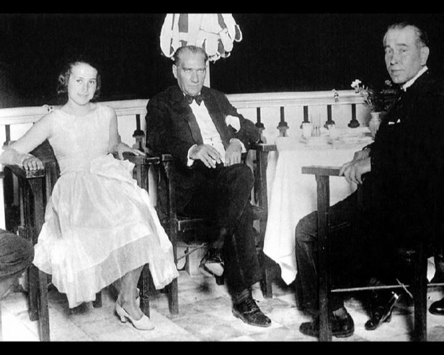 21 Özel Fotoğrafla Mustafa Kemal Atatürk'ün Zarafet Dolu Sofra Adabı ve Kültürü