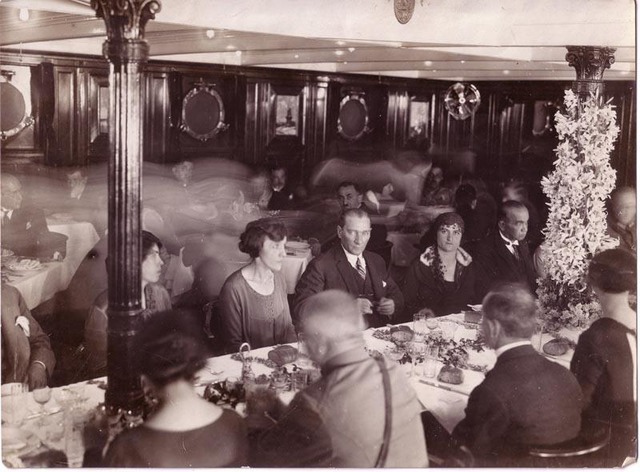 21 Özel Fotoğrafla Mustafa Kemal Atatürk'ün Zarafet Dolu Sofra Adabı ve Kültürü