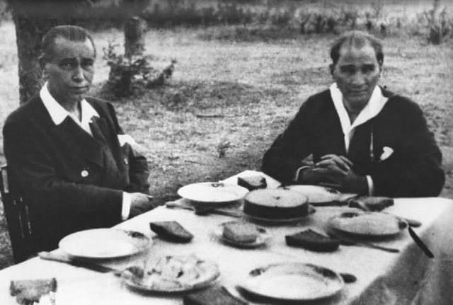 21 Özel Fotoğrafla Mustafa Kemal Atatürk'ün Zarafet Dolu Sofra Adabı ve Kültürü