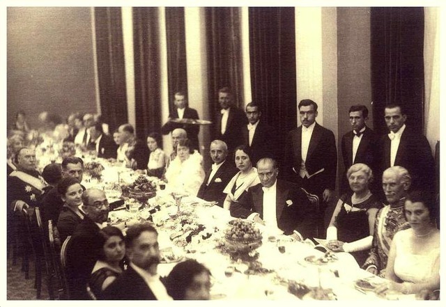21 Özel Fotoğrafla Mustafa Kemal Atatürk'ün Zarafet Dolu Sofra Adabı ve Kültürü