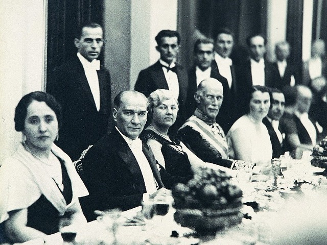 21 Özel Fotoğrafla Mustafa Kemal Atatürk'ün Zarafet Dolu Sofra Adabı ve Kültürü