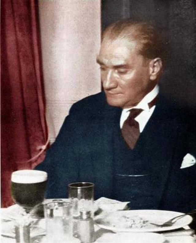 21 Özel Fotoğrafla Mustafa Kemal Atatürk'ün Zarafet Dolu Sofra Adabı ve Kültürü