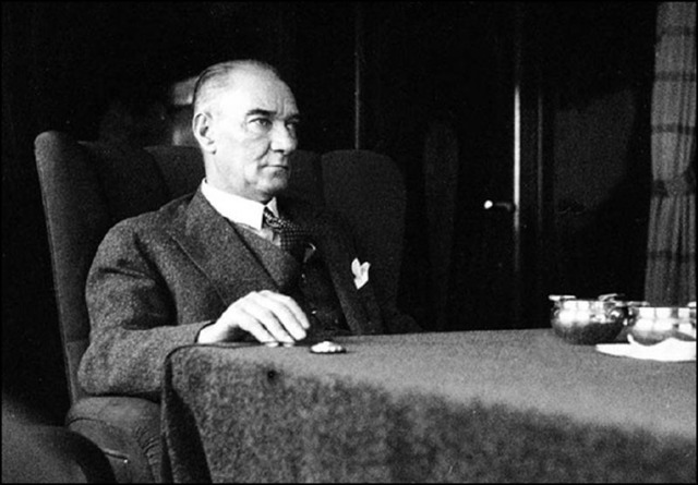 21 Özel Fotoğrafla Mustafa Kemal Atatürk'ün Zarafet Dolu Sofra Adabı ve Kültürü