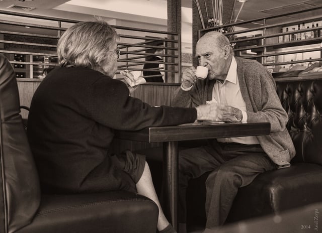 Kafedeki Kız Anlatıyor: Karısını Her Gün İlk Buluşmaya Çıkaran Yaşlı Adam