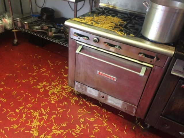Sadece Restoran Mutfağında Çalışmış Olanların Anlayabileceği 17 Acı Görüntü