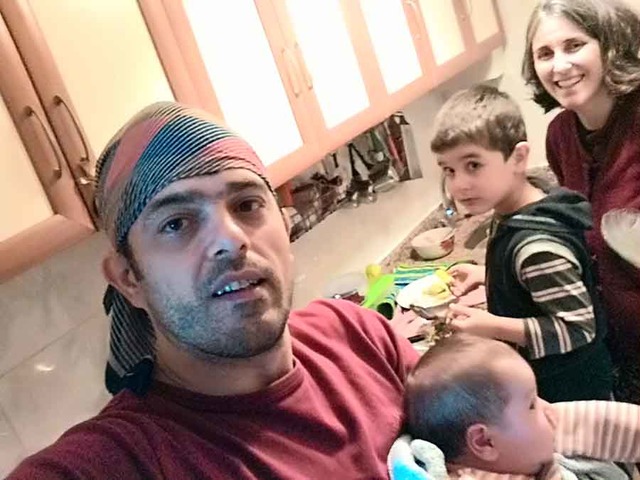 Yaptığı Organik Ekmekleri Yürüyerek Dağıtan "Ev Beyi" Heykeltraş Baba