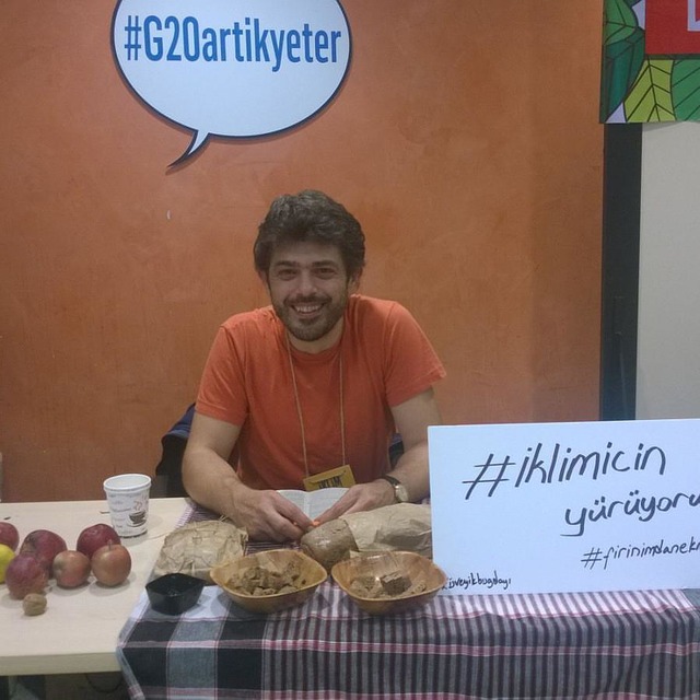Yaptığı Organik Ekmekleri Yürüyerek Dağıtan "Ev Beyi" Heykeltraş Baba