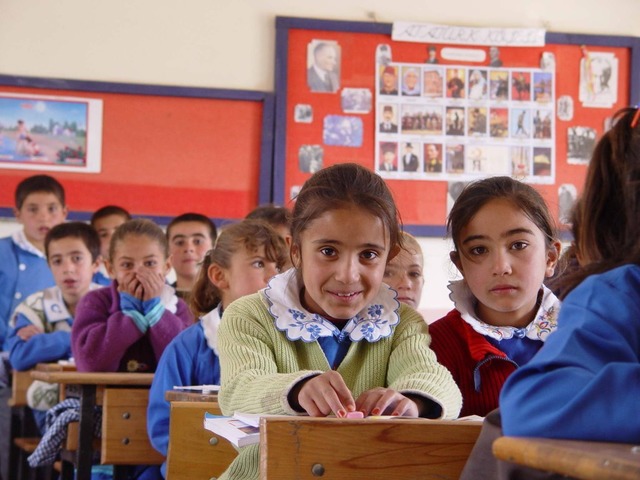 Çileğin Tadını Hiç Bilmeyen Diyarbakırlı Çocuklara İlk Kez Çilek Yediren Öğretmen