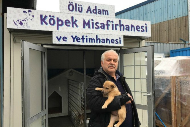 10 Yıldır Elleriyle Beslediği Sokak Hayvanları İçin Aşevi Açan Koca Yürekli İş Adamı