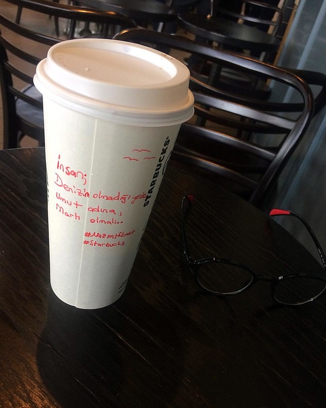 Kahveyi Ona Şiir Yazacak Kadar Çok Sevenler İçin 16 Şiir Starbucks'ta Örneği