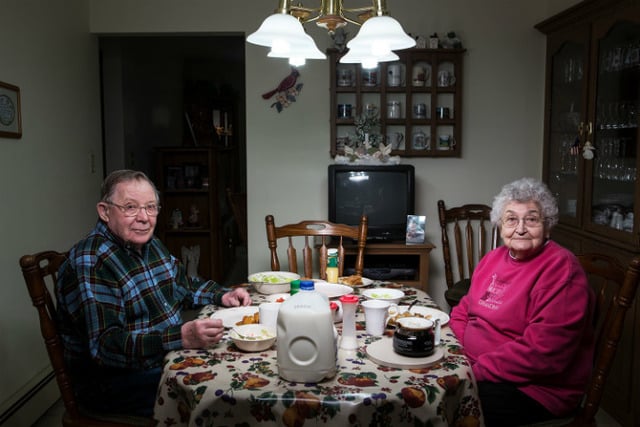 Farklı Evlerde Yaşanan Akşam Yemeklerini Anlatan 32 Çarpıcı Fotoğraf
