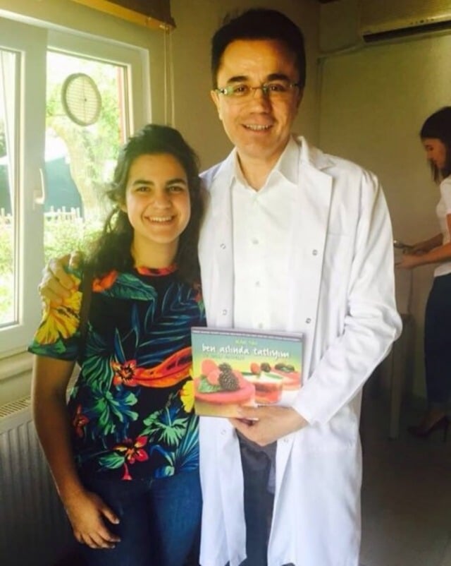 Kanser Arkadaşı İçin Unsuz, Şekersiz Tatlılar Kitabı Yazan Küçük Defne