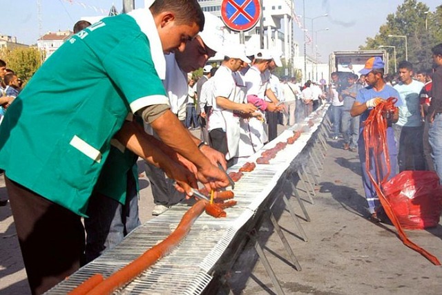 Guinness'e "Türk'e İmkansız De Sonra Otur İzle" Yazdıran 11 Yemekli Rekor