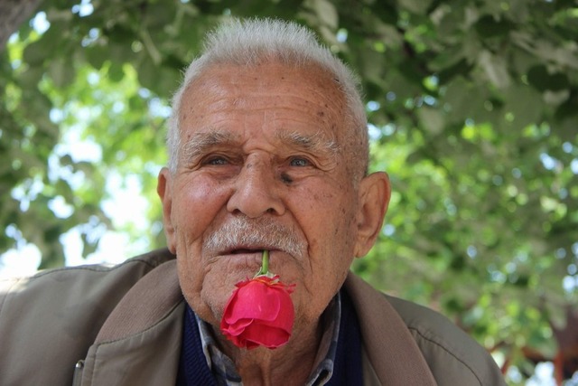 Sigara İçmemek İçin 59 Yıldır Ağzında Gülle Dolaşan Ali Rıza Amca'nın Hikayesi