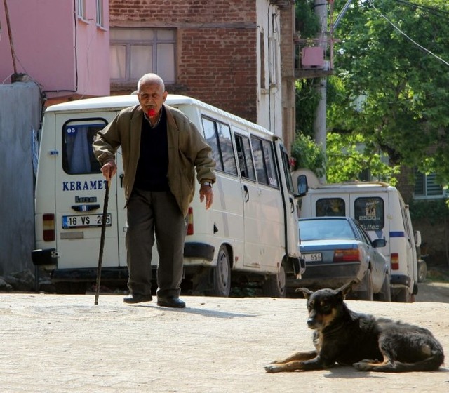 Sigara İçmemek İçin 59 Yıldır Ağzında Gülle Dolaşan Ali Rıza Amca'nın Hikayesi