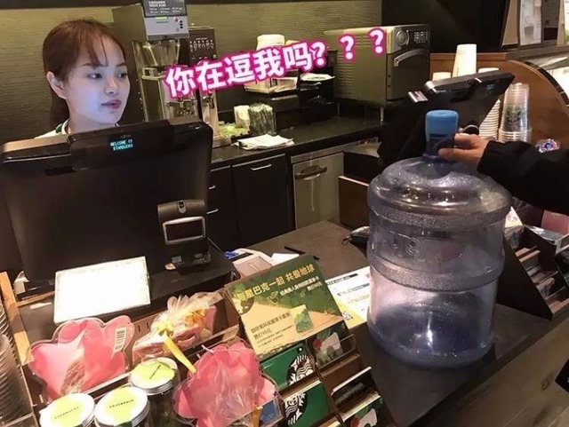 "Kendi Kupanı Getir" Gününde Starbucks'ı Acımasızca Trollemeye Çalışan Çinliler