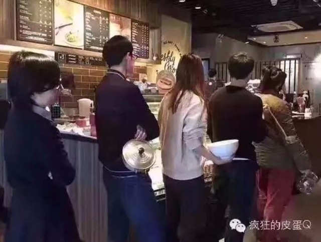 "Kendi Kupanı Getir" Gününde Starbucks'ı Acımasızca Trollemeye Çalışan Çinliler