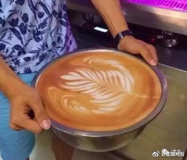 "Kendi Kupanı Getir" Gününde Starbucks'ı Acımasızca Trollemeye Çalışan Çinliler