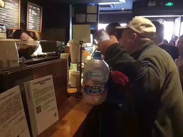 "Kendi Kupanı Getir" Gününde Starbucks'ı Acımasızca Trollemeye Çalışan Çinliler