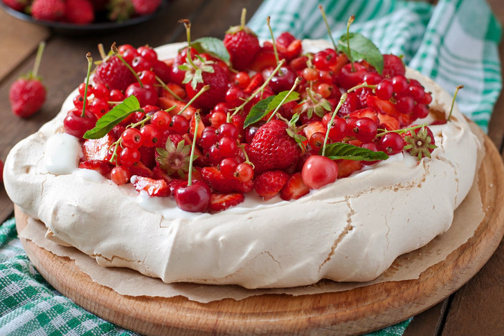 Kırmızı Meyveli Pavlova Tarifi