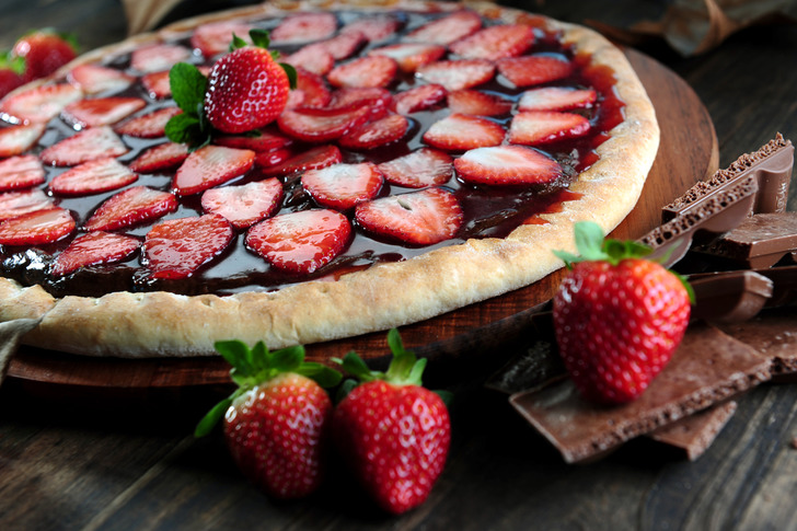 Çilekli çikolatalı pizza