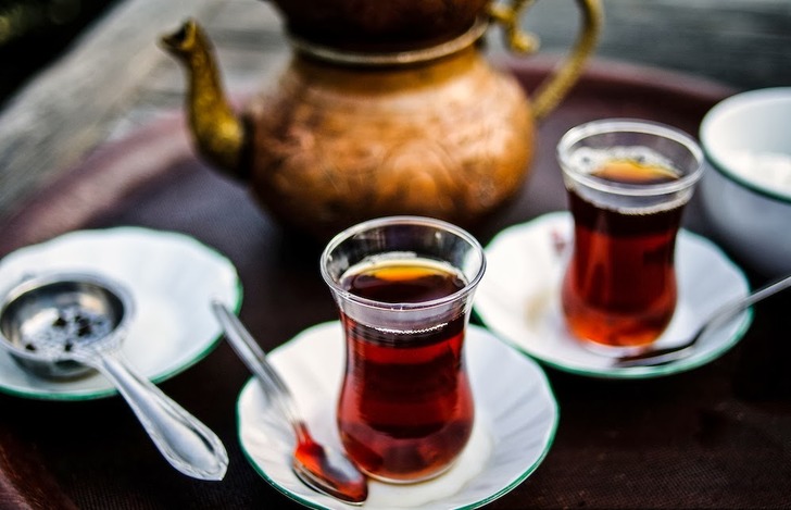 Neden Bu Kadar Çok Sevdiğimizi Açıklıyor: Türk Çayının Bir Hayli İlginç Tarihi