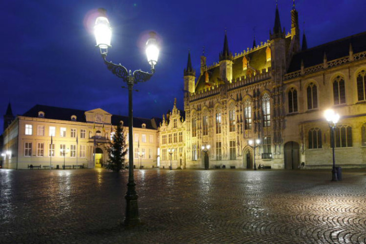 Tarihi Brugge Meydanı 