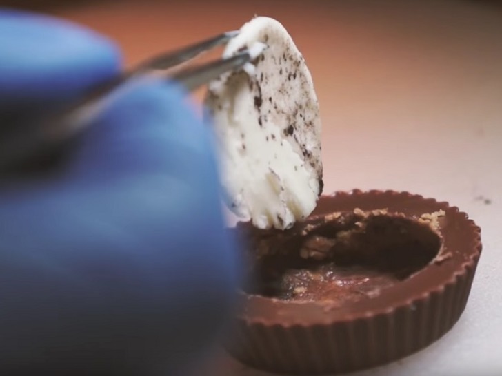 http://static3.uk.businessinsider.com/image/56b4c60bdd0895c4558b47ab/this-youtube-food-surgeon-meticulously-transplants-an-oreo-into-a-reeses-peanut-butter-cup.jpg | BI