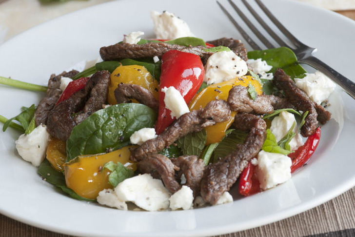 Etli ve Peynirli Ispanak Salatası Tarifi