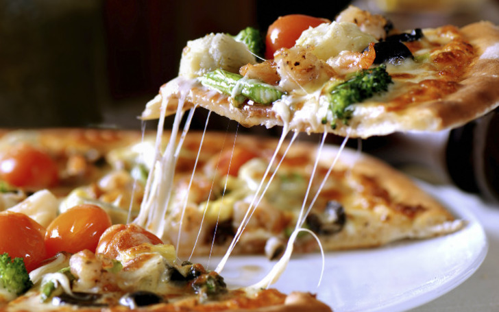 ev-arkadasini-pizza-yemeye-ikna-etmek-yepyeni