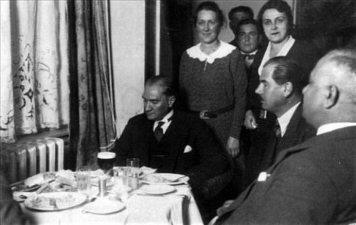 21 Özel Fotoğrafla Mustafa Kemal Atatürk'ün Zarafet Dolu Sofra Adabı ve Kültürü